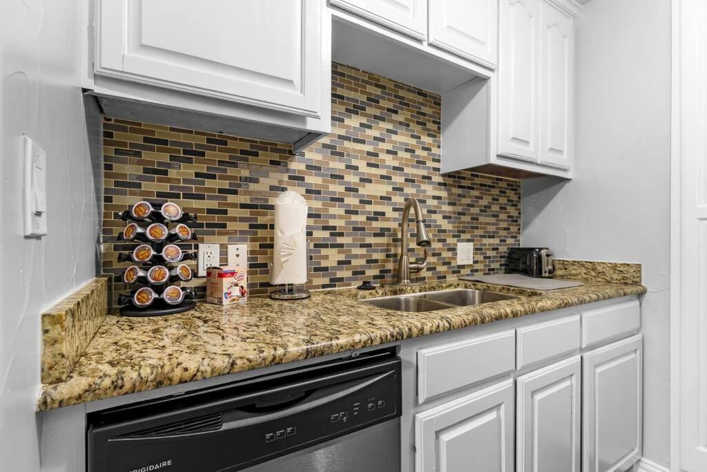 Family Friendly 2Bdrm-Walk To At&T/Cowboys Stadium Arlington Eksteriør bilde